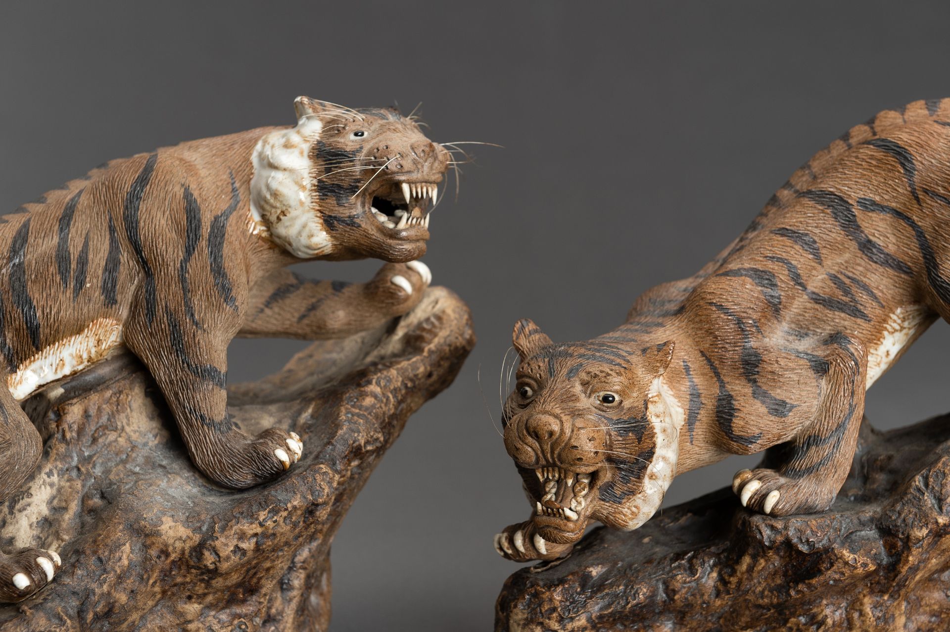 A PAIR OF SHIWAN PORCELAIN TIGERS - Bild 3 aus 11