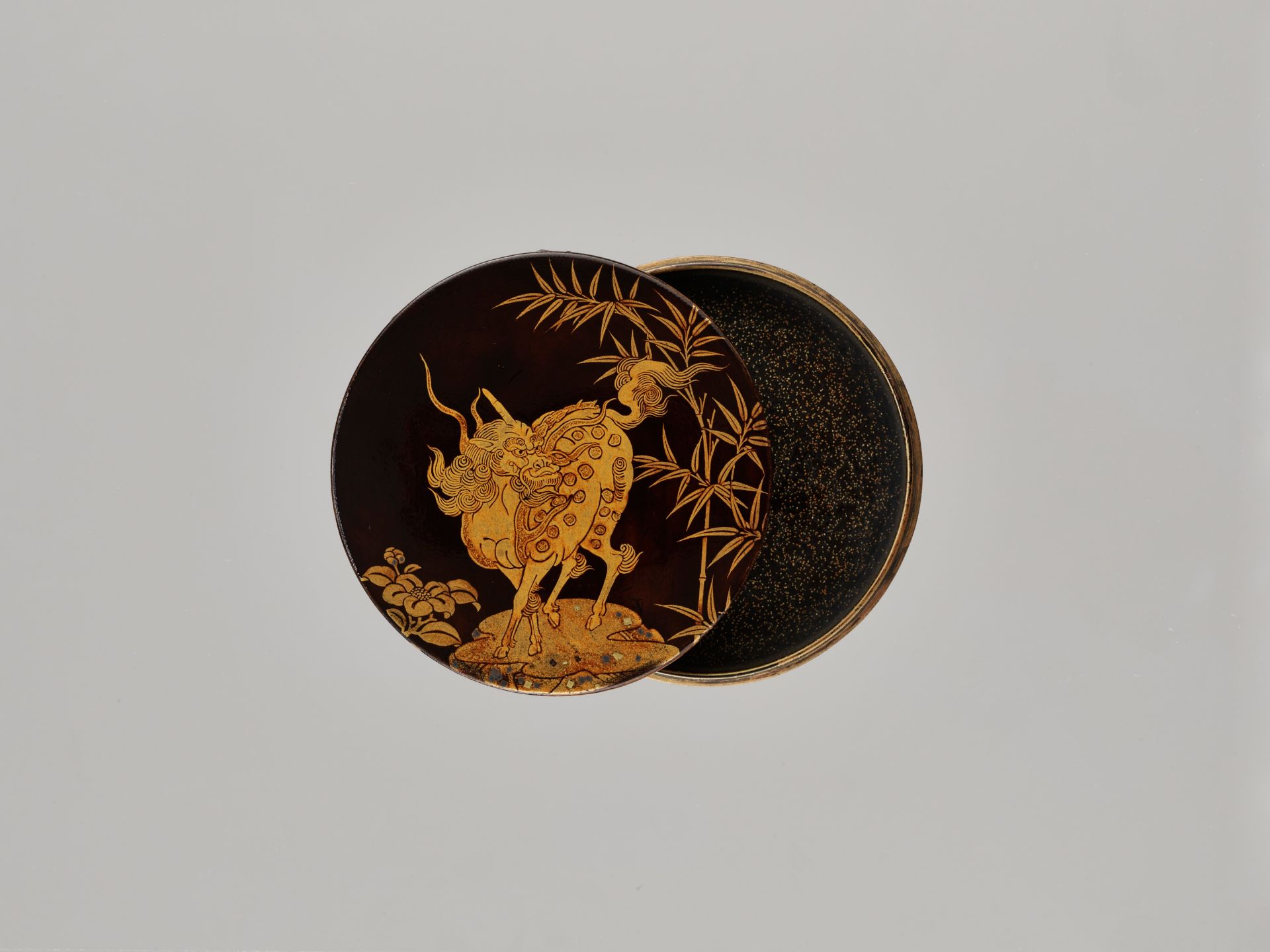 A RARE CIRCULAR LACQUER KOGO (INCENSE CONTAINER) WITH KIRIN - Image 4 of 7