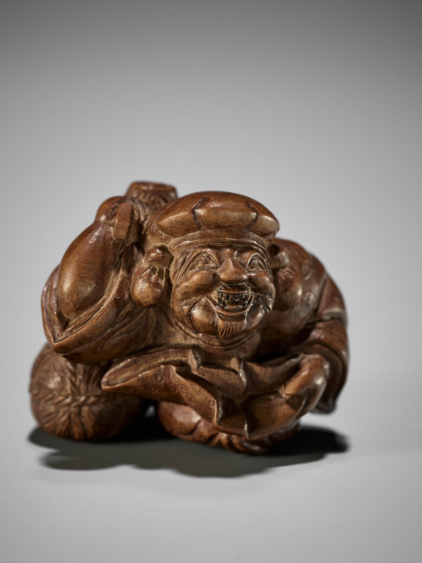 MINZAN: AN UNUSUAL WOOD NETSUKE OF DAIKOKU WITH UKIBORI DETAILS - Image 14 of 14