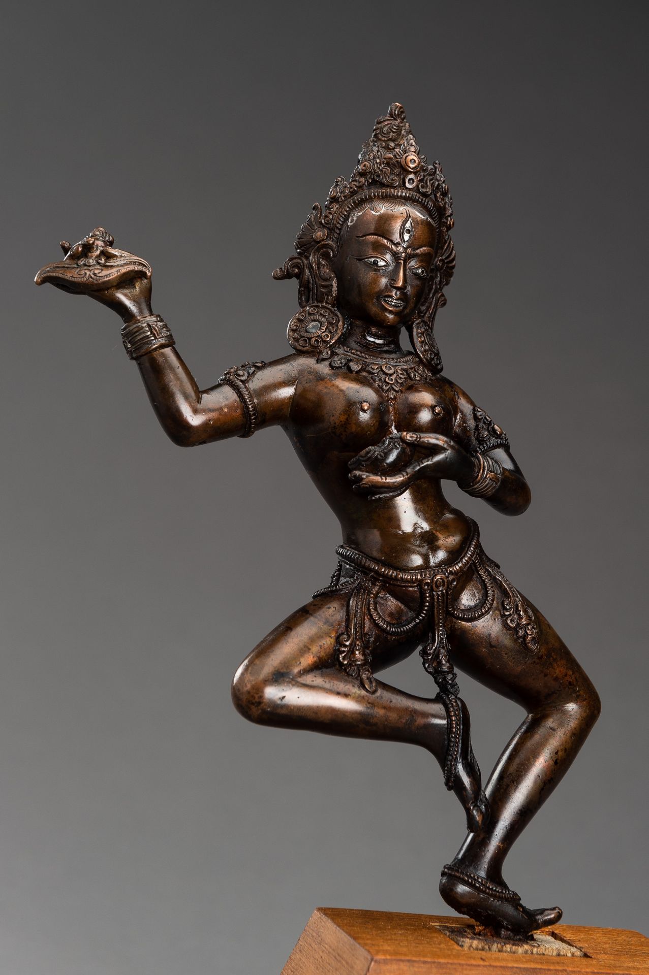 AN INLAID COPPER BRONZE FIGURE OF DAKINI AS VAJRAVARAHI - Bild 7 aus 11