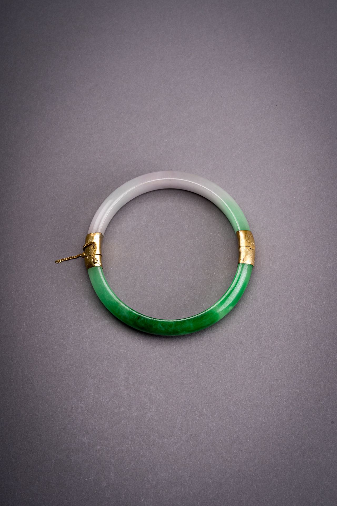 A PALE LAVENDER AND EMERALD GREEN JADEITE BANGLE - Image 7 of 7