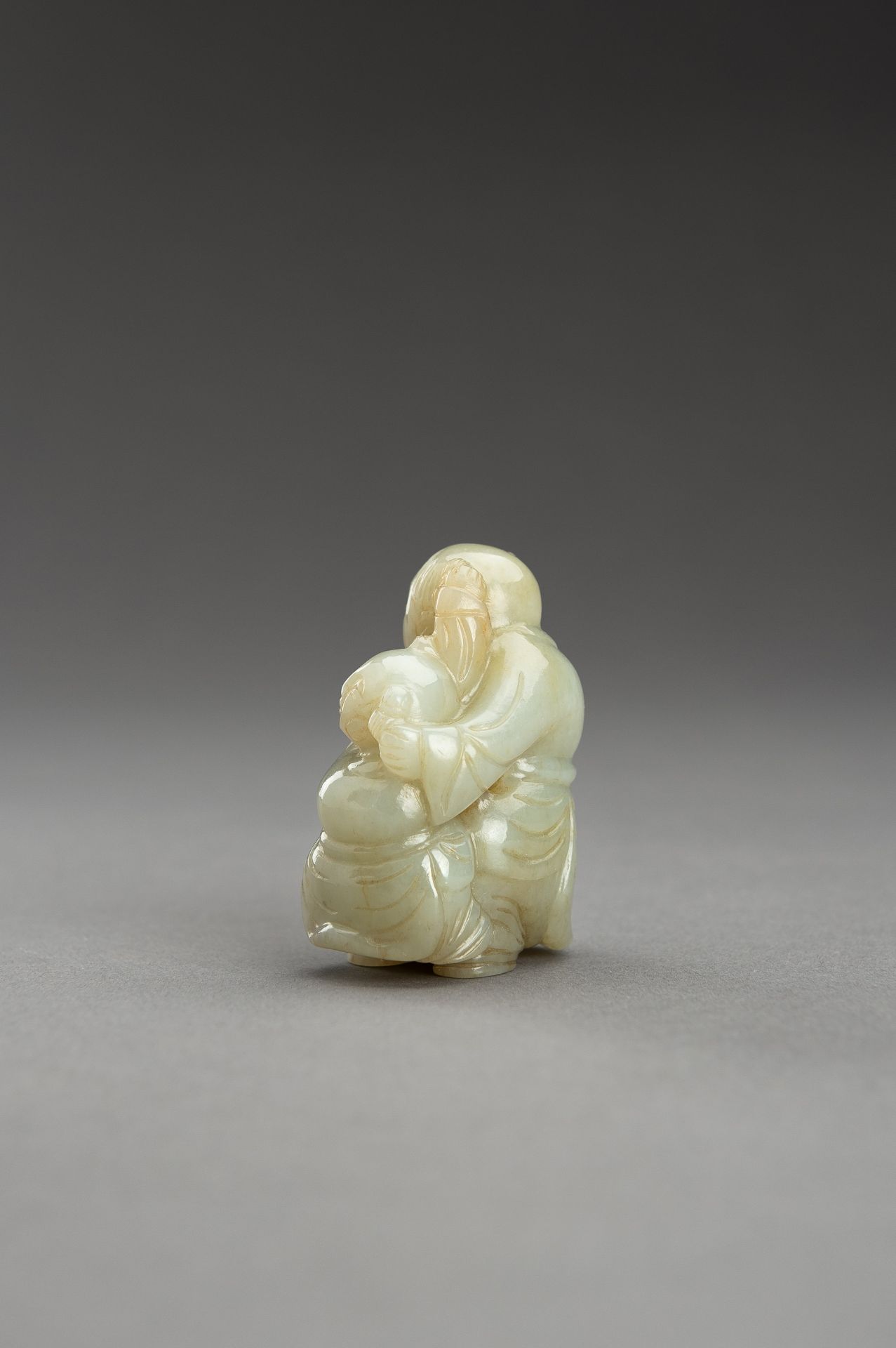 A PALE CELADON JADE PENDANT OF TWO CHILDREN - Bild 8 aus 10