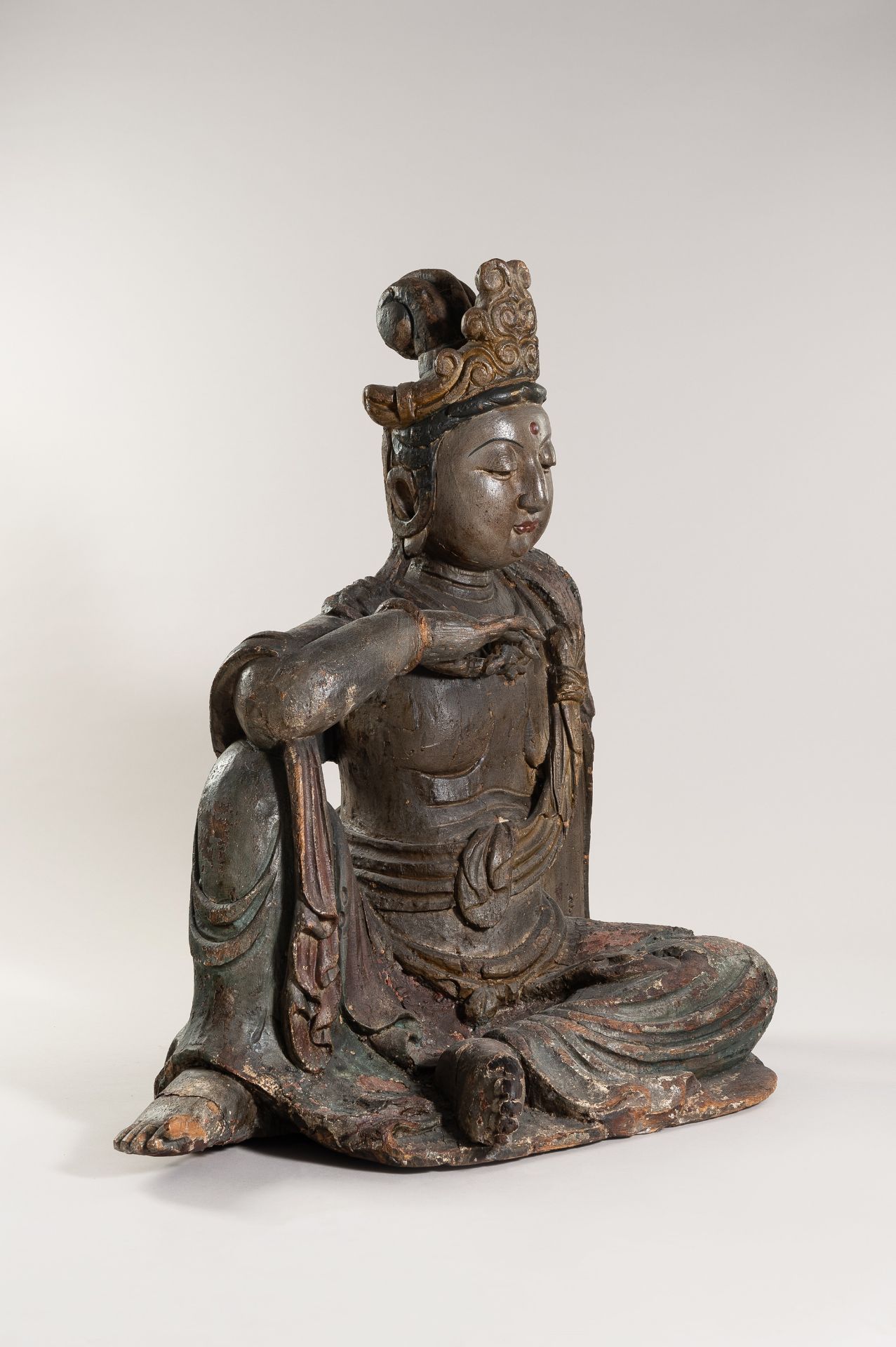 A LARGE MING STYLE SCULPTURE OF GUANYIN, 20th CENTURY - Bild 5 aus 17