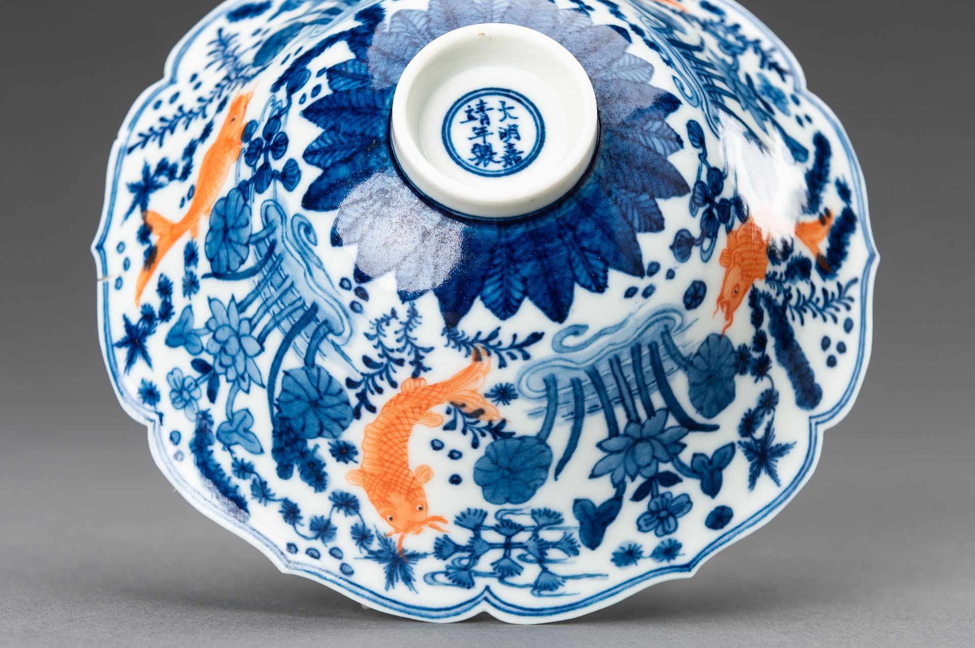 A FINE BLUE AND WHITE 'GOLDFISH' PORCELAIN BOWL, c. 1920s - Bild 15 aus 15