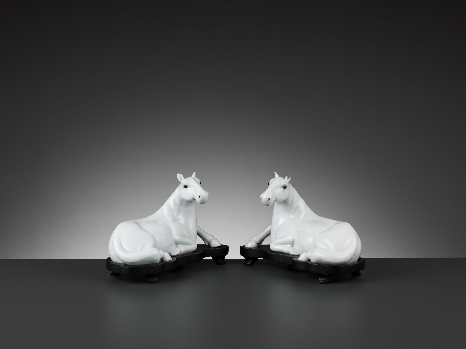 A PAIR OF WHITE-GLAZED FIGURES OF HORSES, QING DYNASTY - Bild 2 aus 10