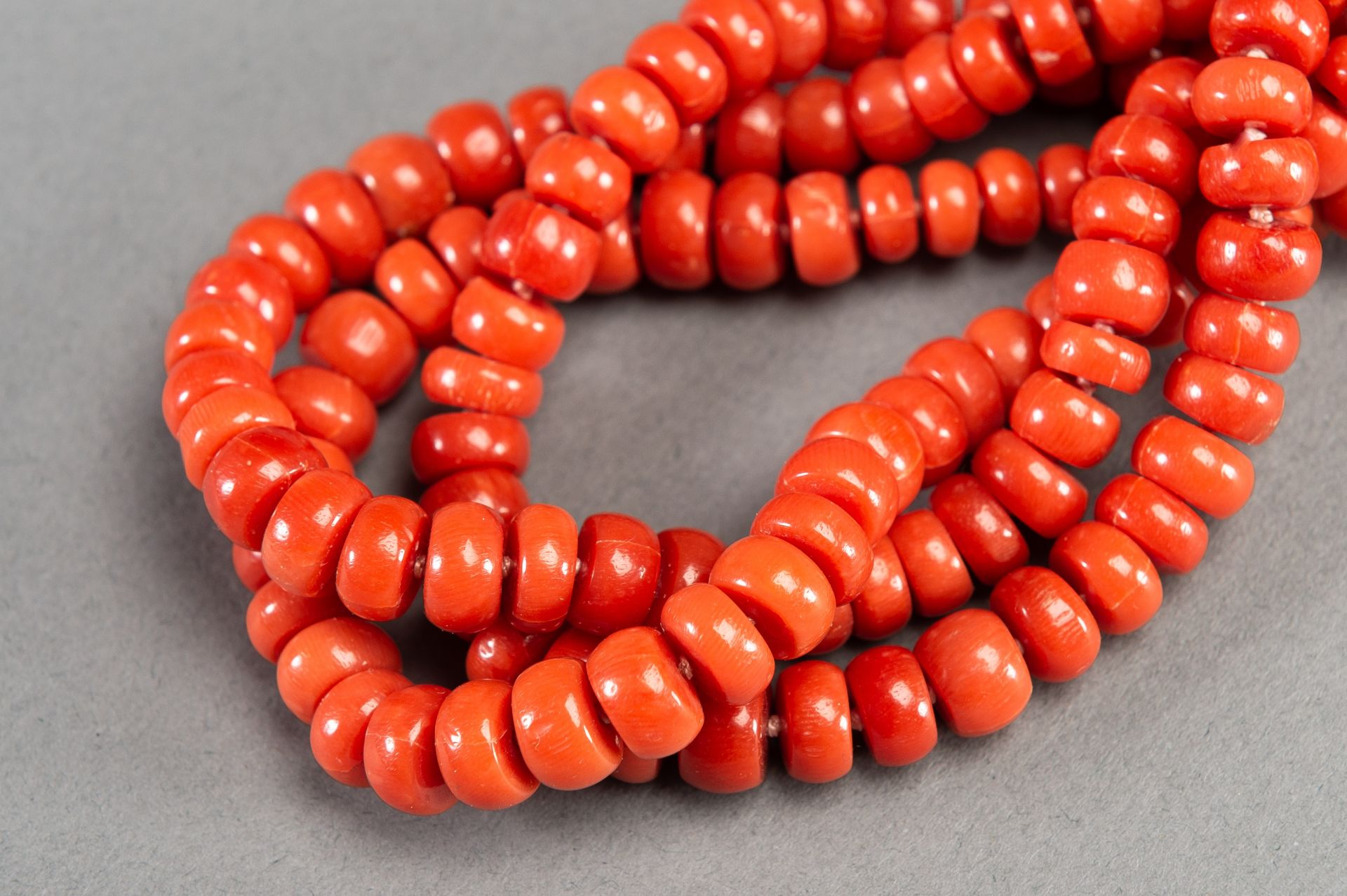 A THREE-TIERED MOMO CORAL BEAD NECKLACE - Image 2 of 8