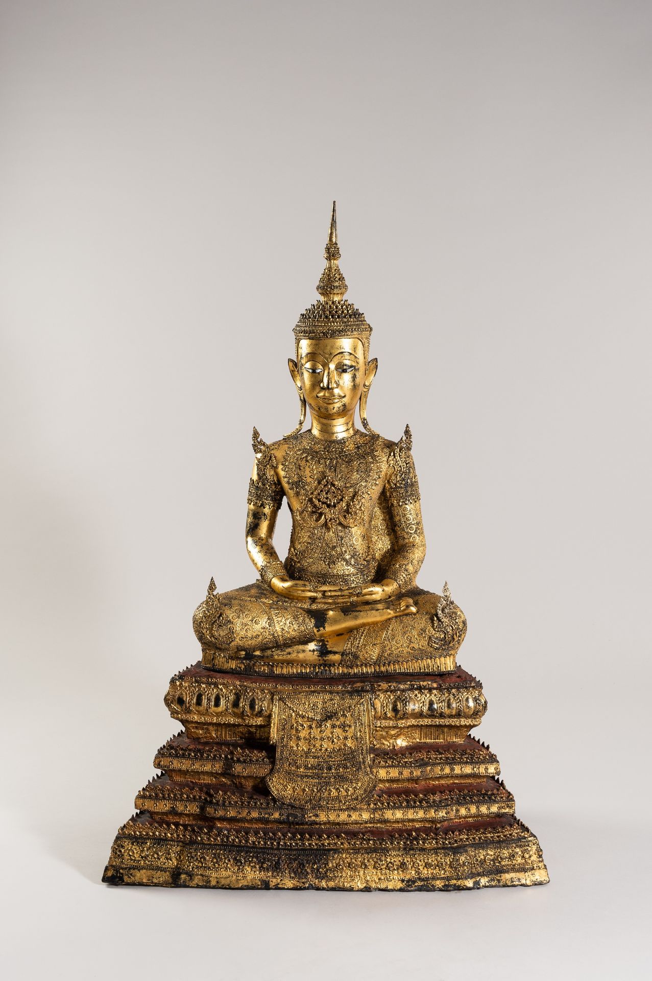 AN IMPRESSIVE LACQUER GILT BRONZE FIGURE OF BUDDHA, RATTANAKOSIN - Image 21 of 22