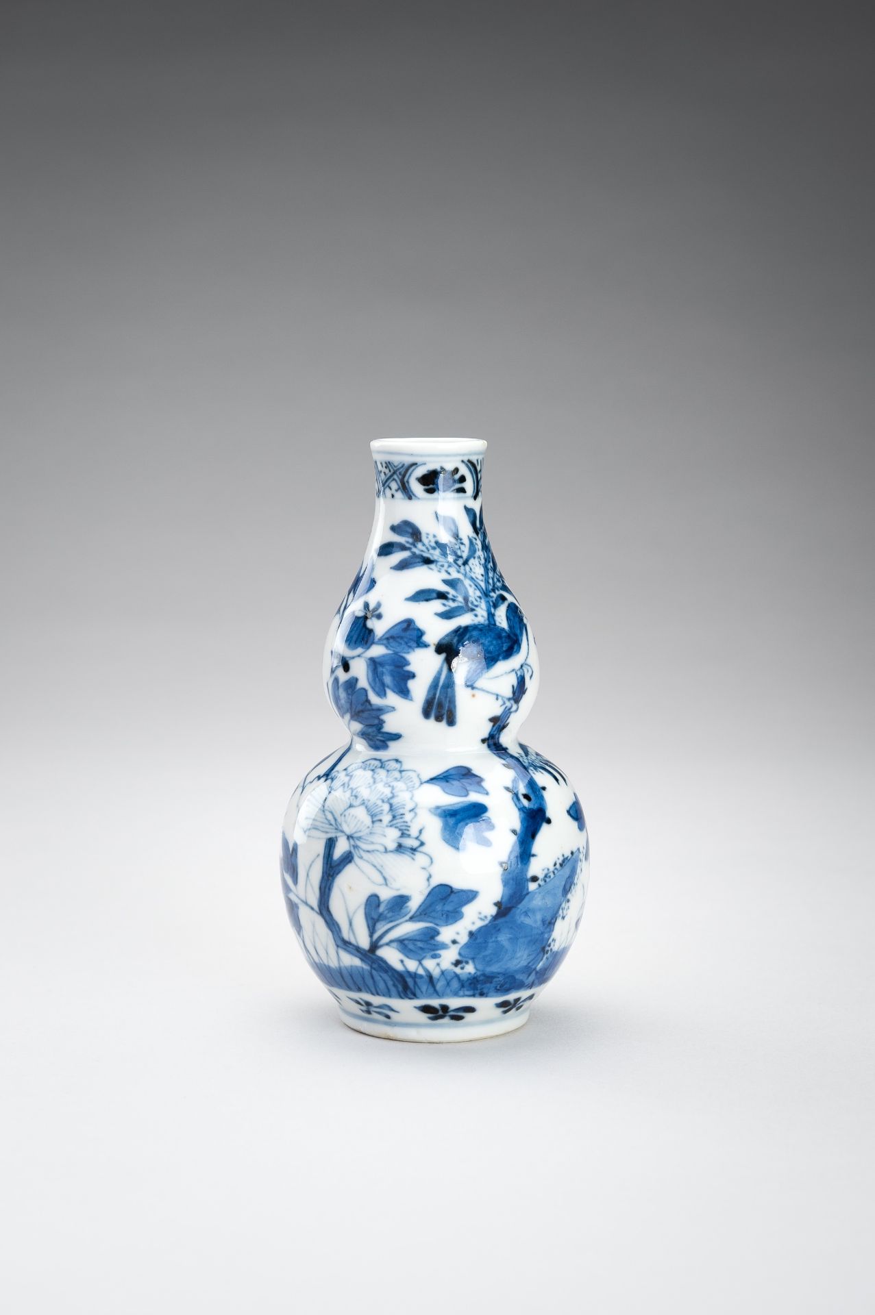 A BLUE AND WHITE DOUBLE GOURD PORCELAIN VASE, 1900s - Image 5 of 11