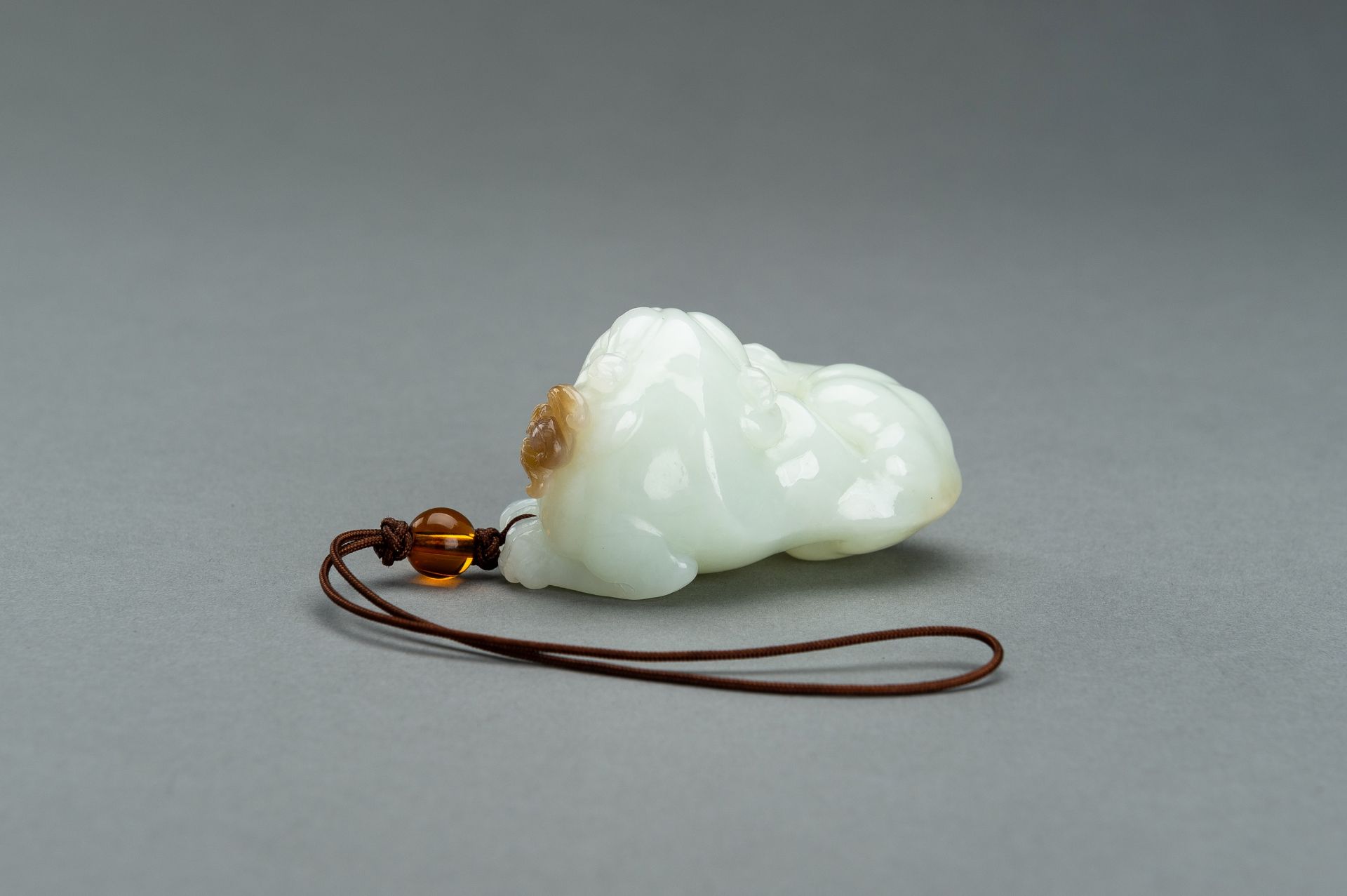 A WHITE JADE 'BUDDHIST LION AND BAT' CARVING, 1900s - Bild 7 aus 11