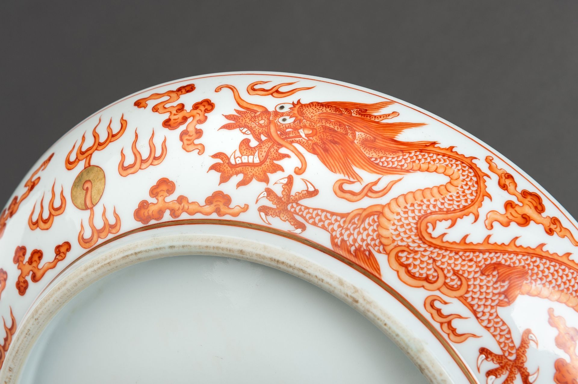 A LARGE IRON-RED 'DRAGONS' PORCELAIN DISH - Image 8 of 9