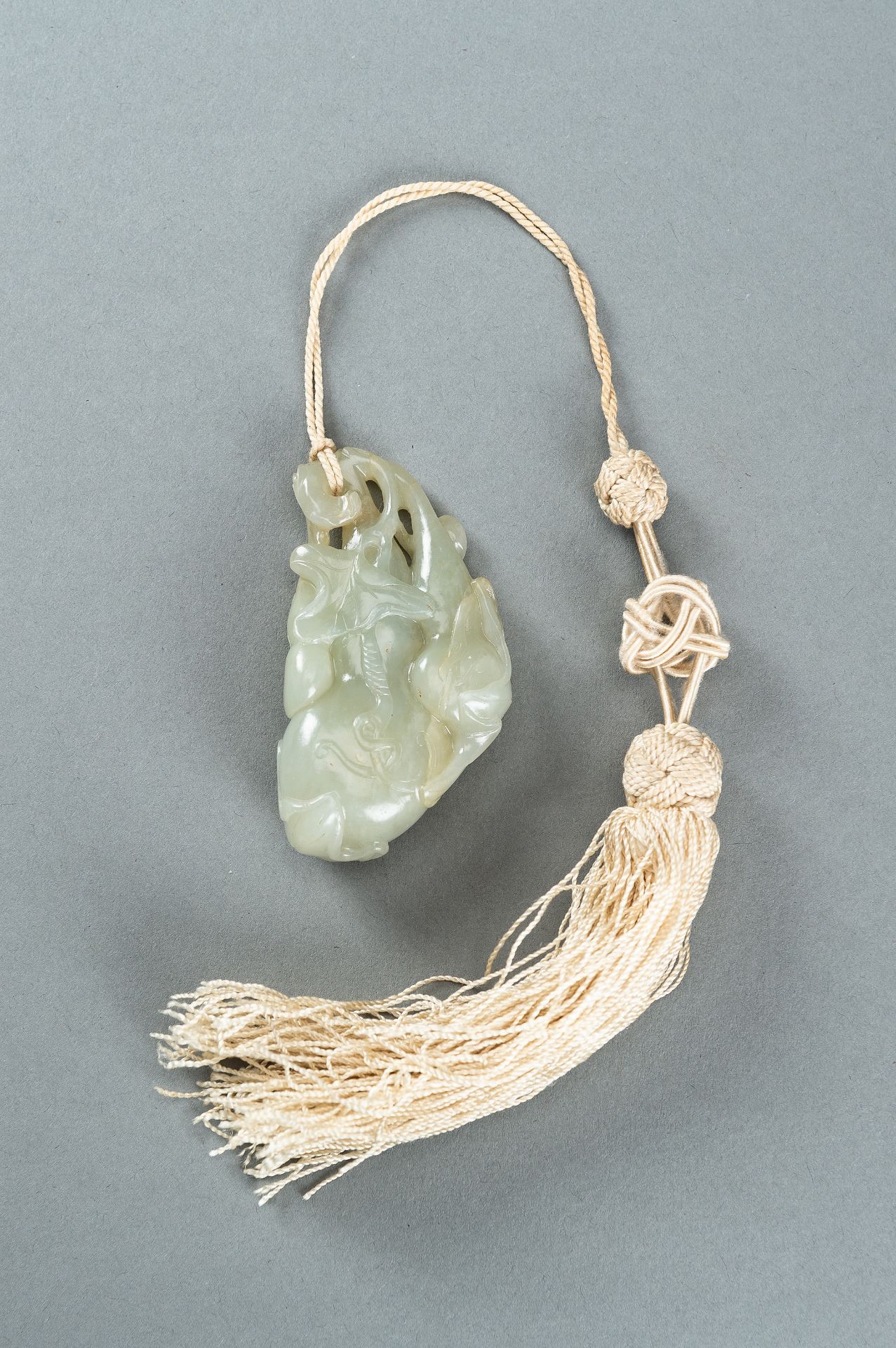 A PALE CELADON JADE PENDANT DEPICTING DOUBLE GOURDS - Image 3 of 12