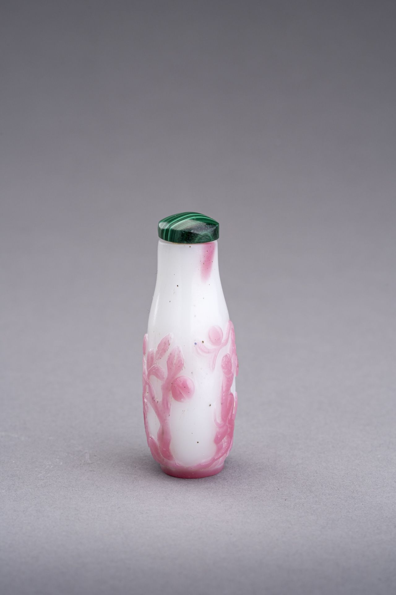 A PINK OVERLAY GLASS SNUFF BOTTLE, QING DYNASTY - Image 4 of 6