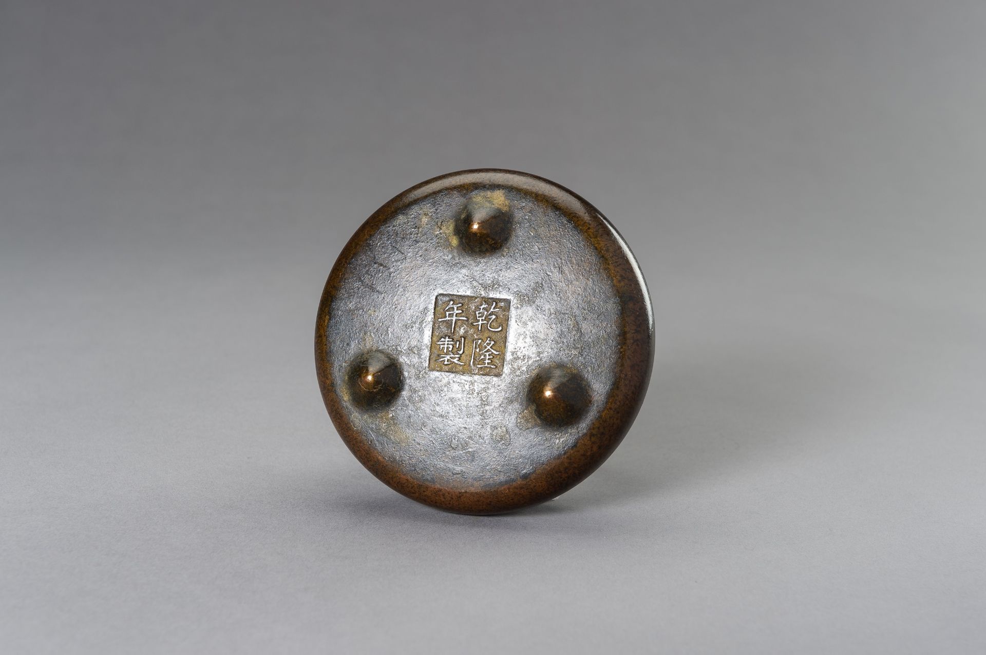 A SMALL BRONZE TRIPOD CENSER - Image 8 of 10