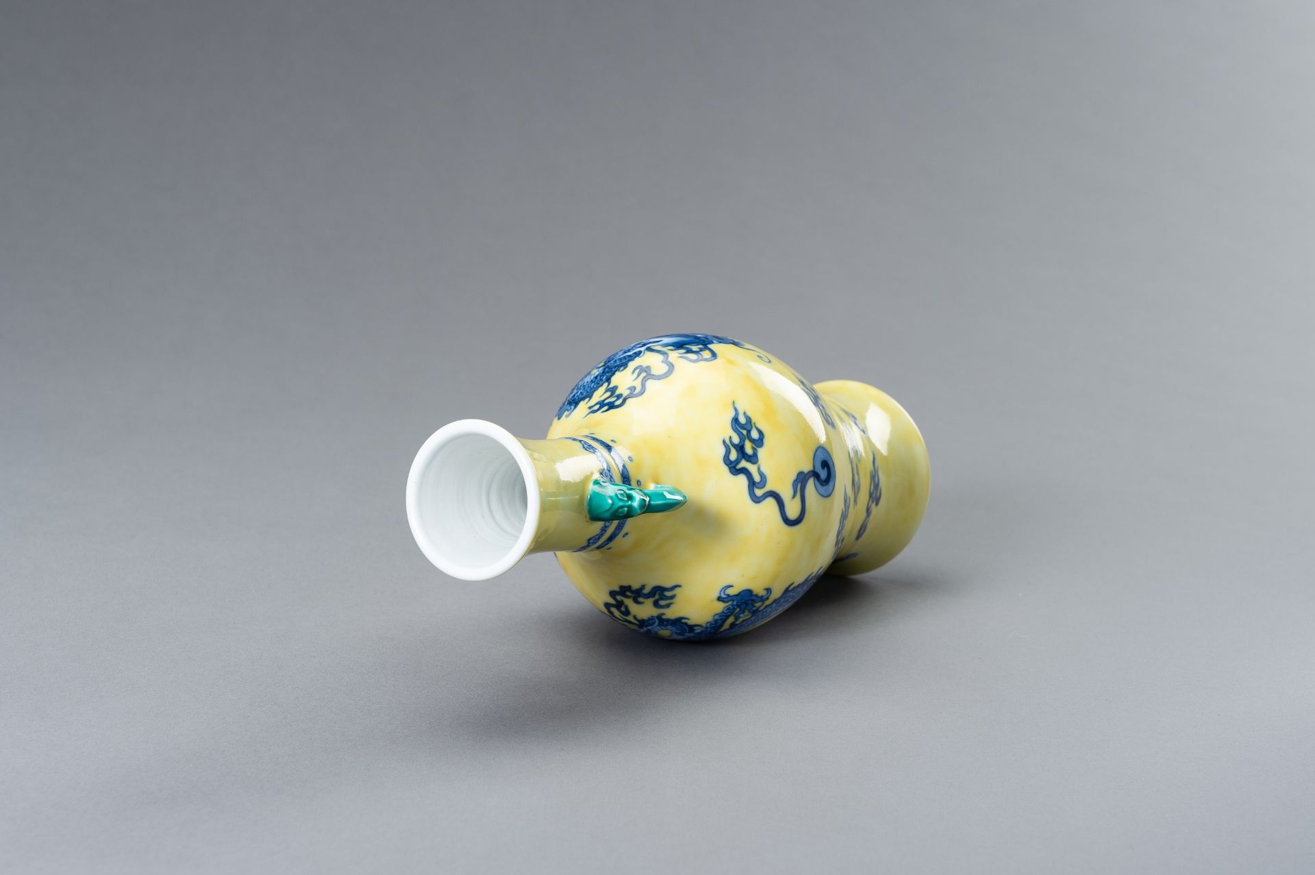 A BLUE AND YELLOW PORCELAIN 'DRAGON' VASE - Bild 11 aus 13