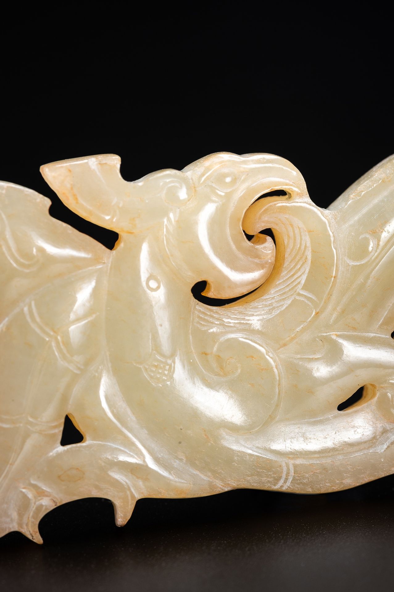 A PALE GREEN JADE CARVING WITH DRAGON AND PHOENIX, BEISHANTOU TYPE, WESTERN HAN - Bild 2 aus 7