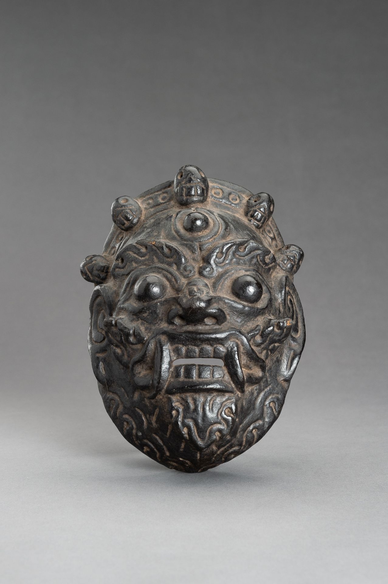 A BLACK LACQUERED WOOD MASK OF BHAIRAVA - Bild 4 aus 10