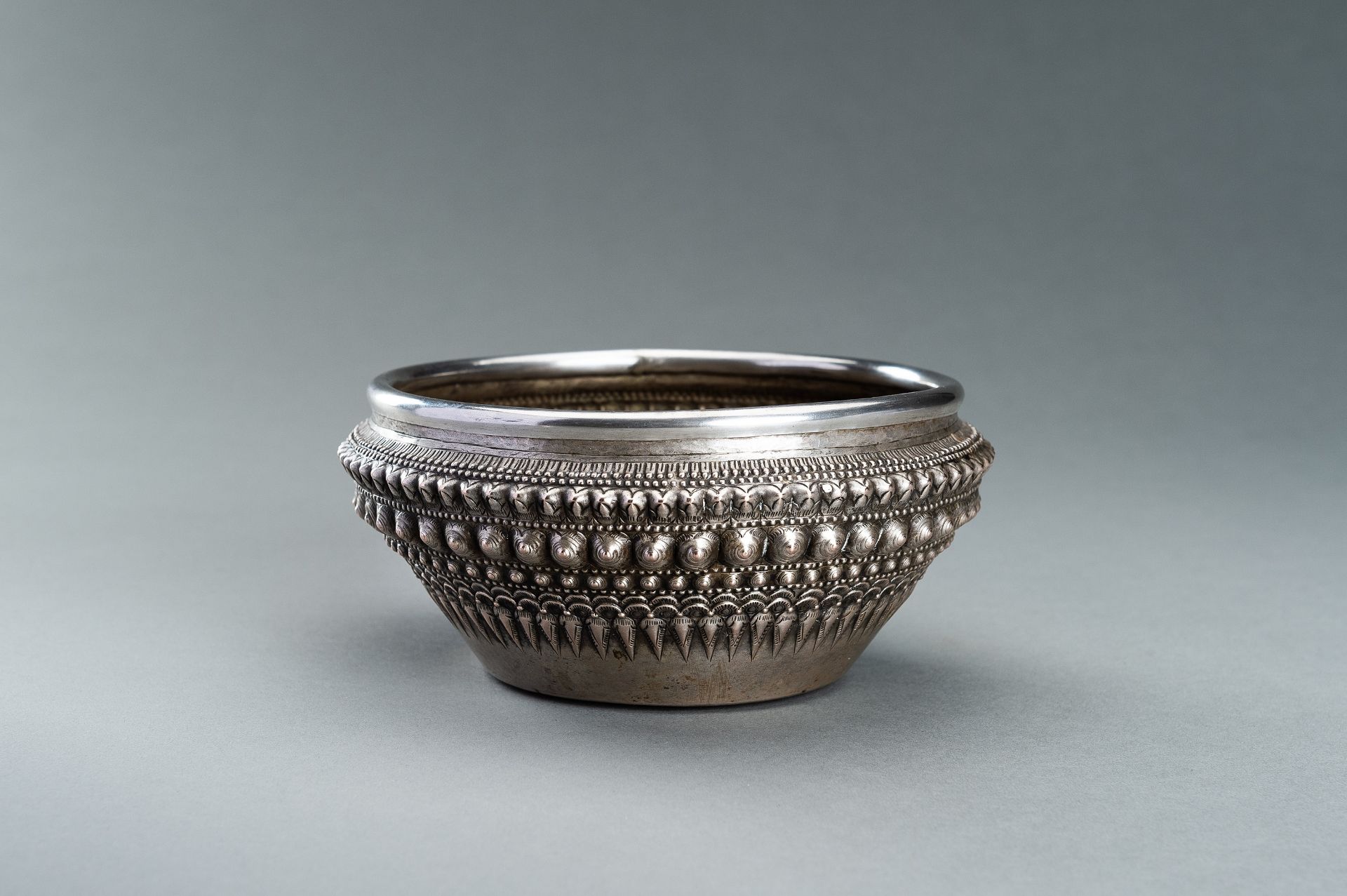 A SILVER BOWL - Bild 7 aus 10