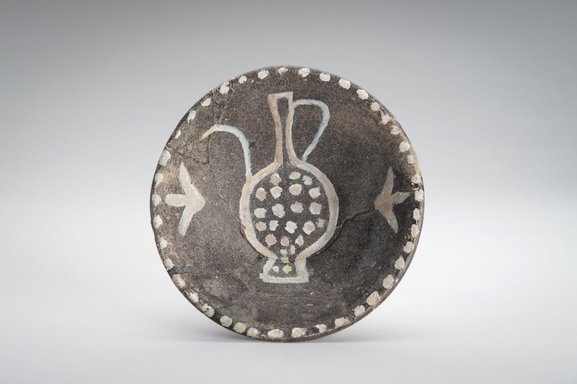 A LOT WITH TWO WESTERN ASIATIC-STYLE POTTERY ITEMS - Image 6 of 14