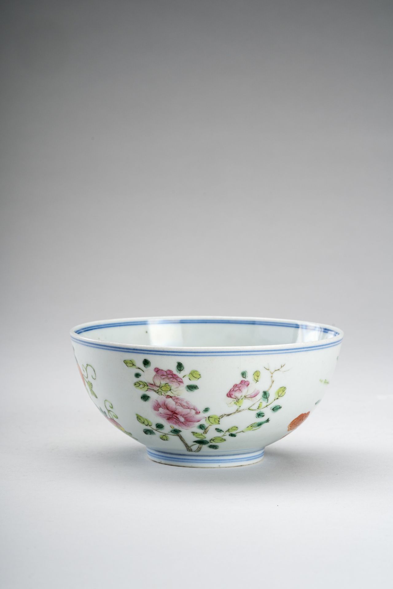 A FLORAL PORCELAIN BOWL - Bild 8 aus 10