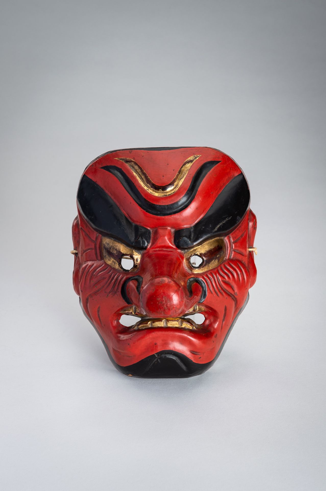 A MIXED LOT WITH FOUR LACQUERED NOH MASKS - Bild 2 aus 30