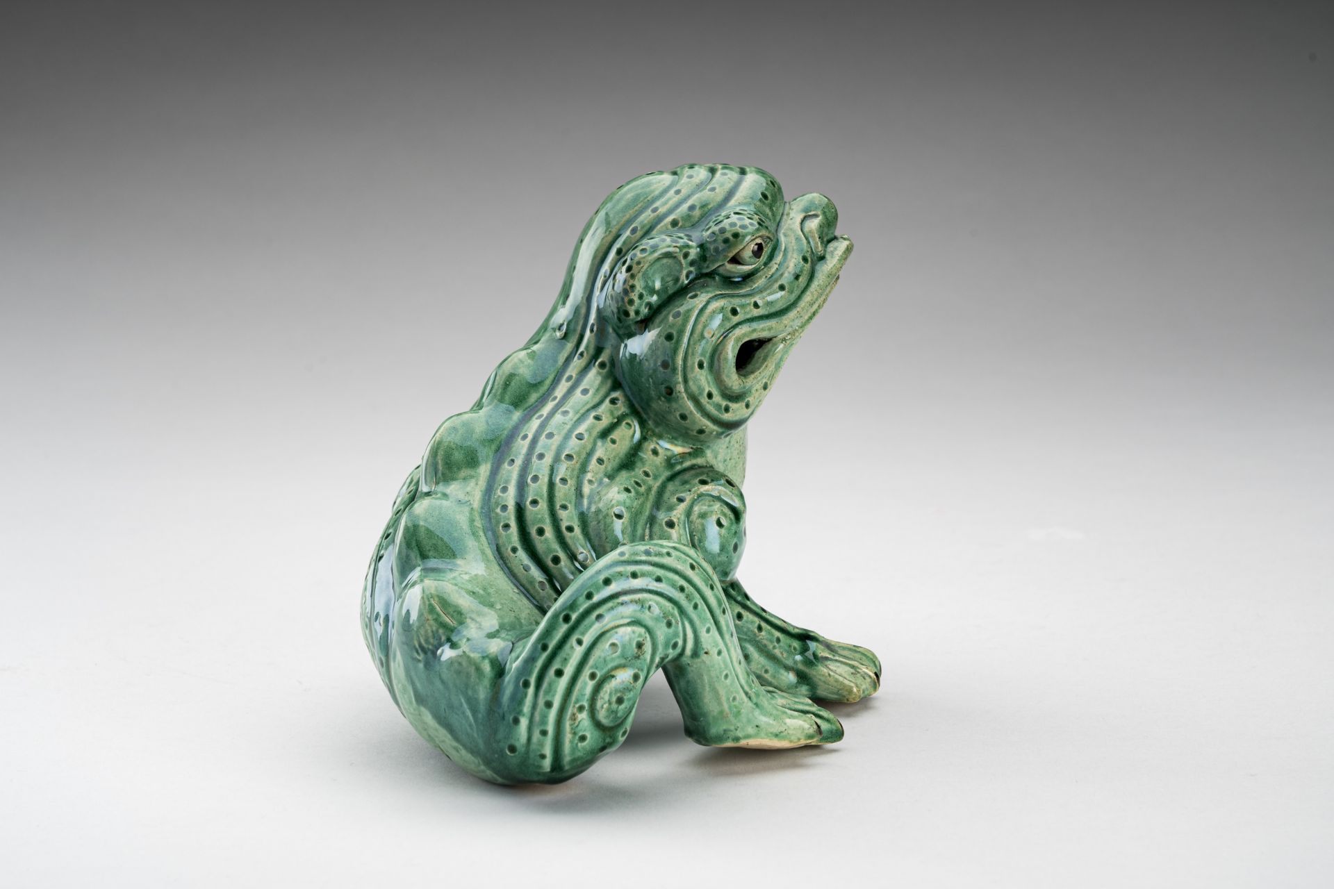 A RARE GREEN GLAZED POTTERY FIGURE OF THE THREE-LEGED TOAD - Image 3 of 9