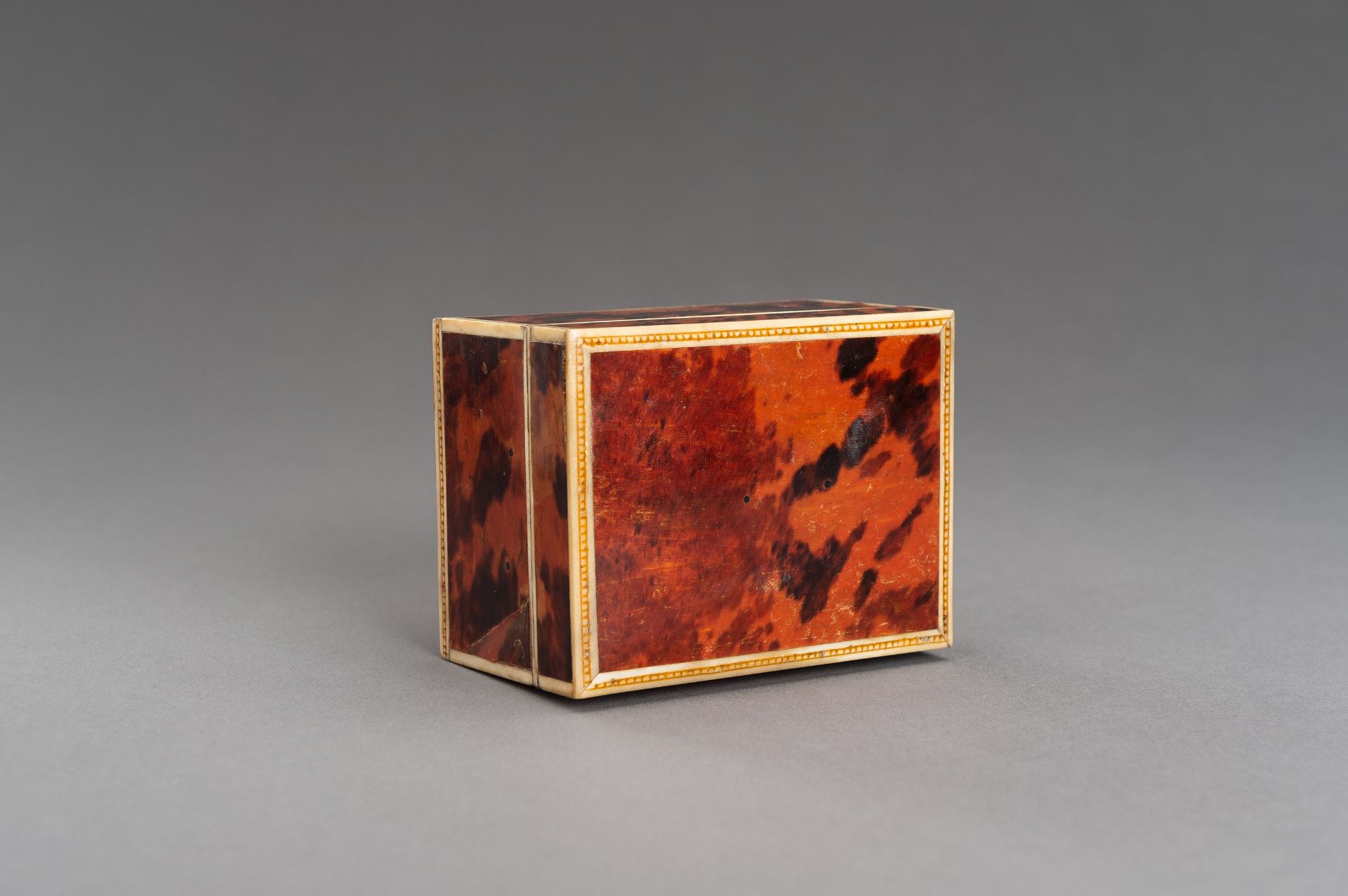 A WOOD LINED BONE 'TORTOISE SHELL' TOBACCO BOX - Image 3 of 13