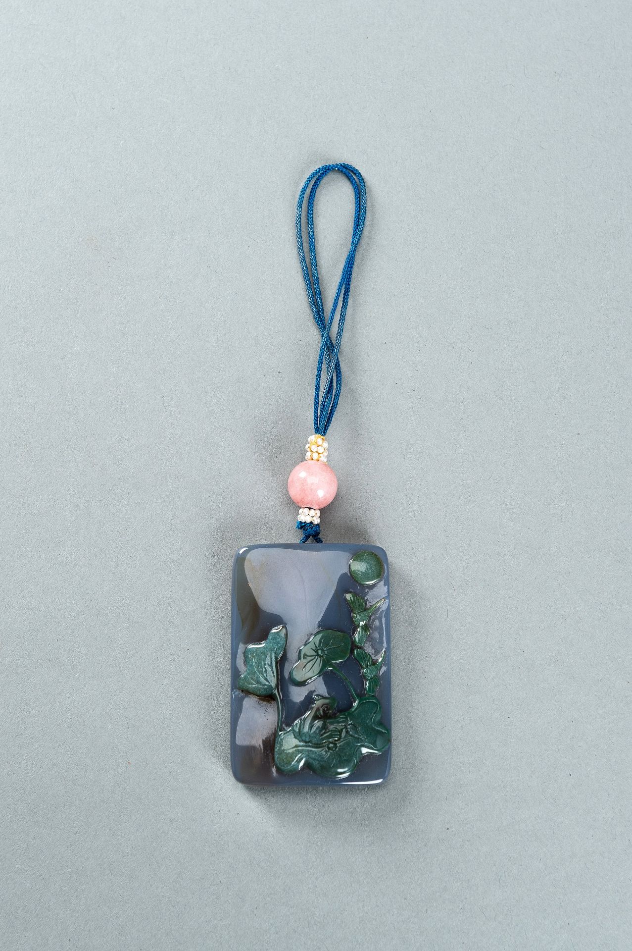 AN AGATE PLAQUE PENDANT CARVED WITH A LOTUS POND - Image 3 of 10