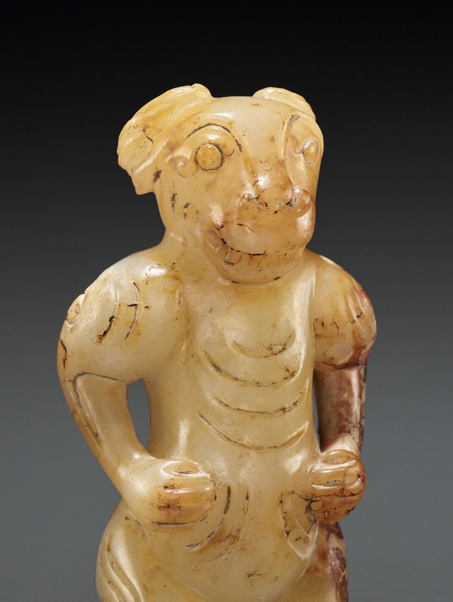 A YELLOW AND RUSSET JADE FIGURE WITH A RAM'S HEAD - Bild 2 aus 12