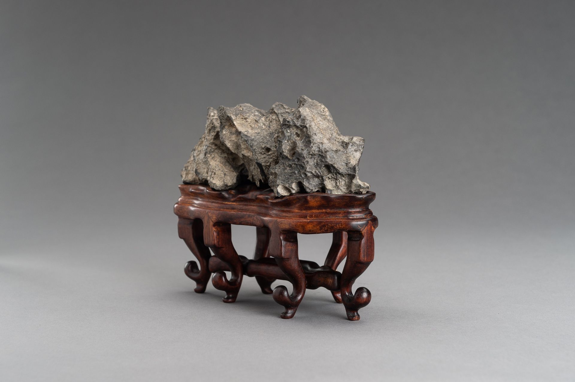 A GRAY LINGBI SCHOLAR'S ROCK ON FITTED BASE, 19TH CENTURY - Image 6 of 11