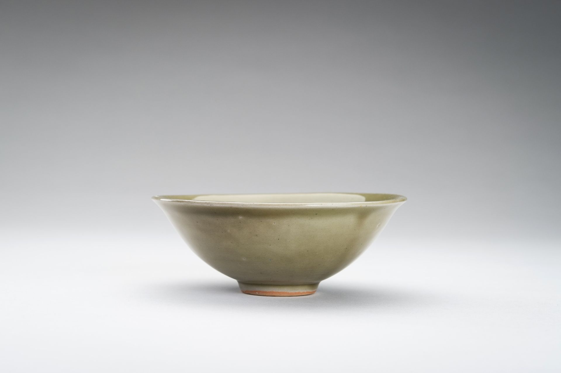 A SONG STYLE YAOZHOU CELADON-GLAZED PORCELAIN BOWL - Image 3 of 11