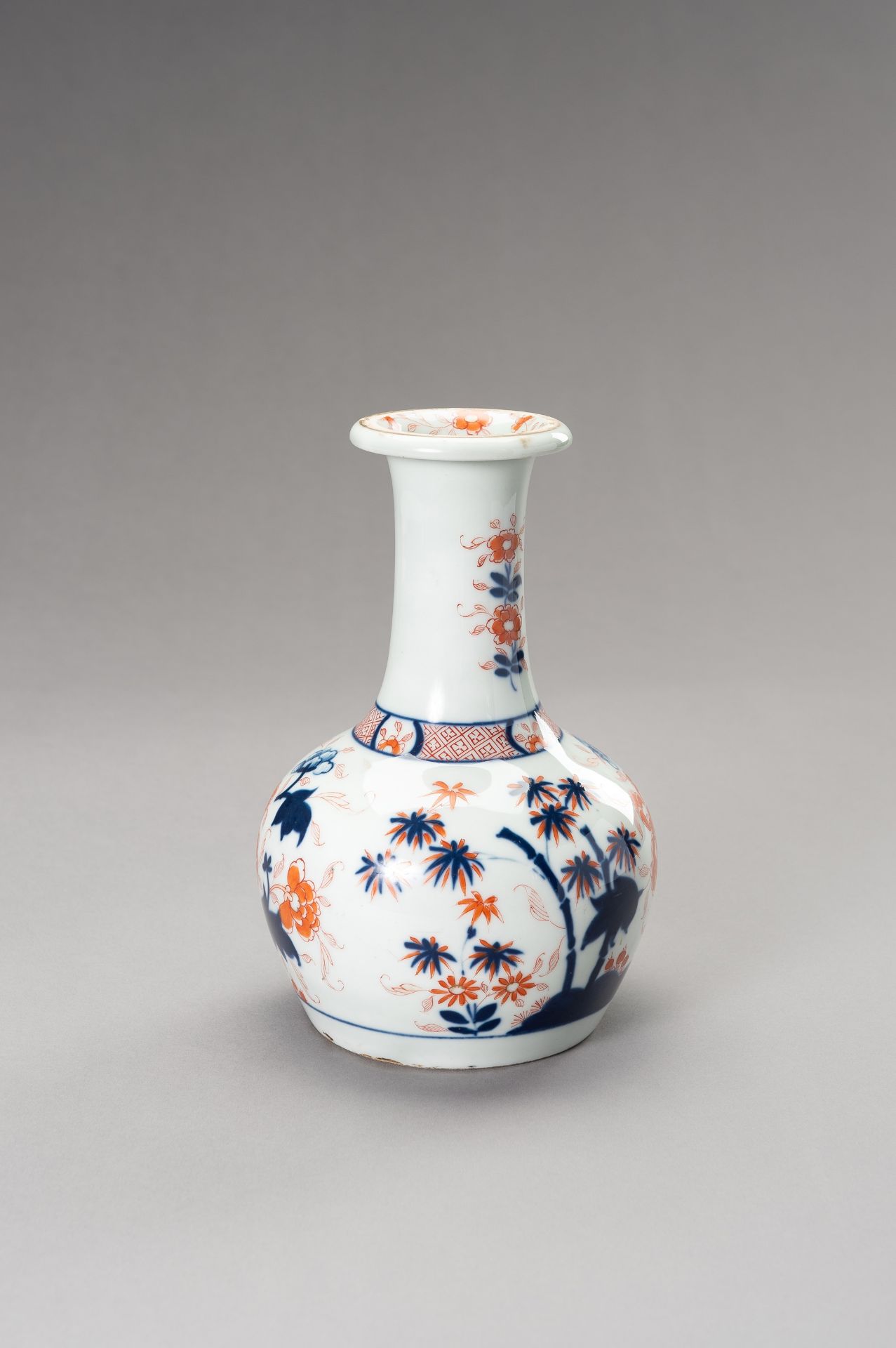 AN IMARI 'FLOWERS AND BAMBOO' PORCELAIN VASE, QING DYNASTY - Image 6 of 11
