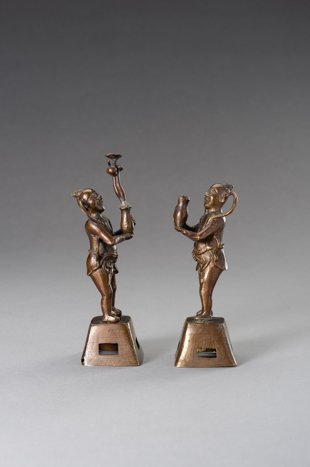 TWO BRONZE FIGURES OF BOYS HOLDING VASES - Bild 2 aus 9