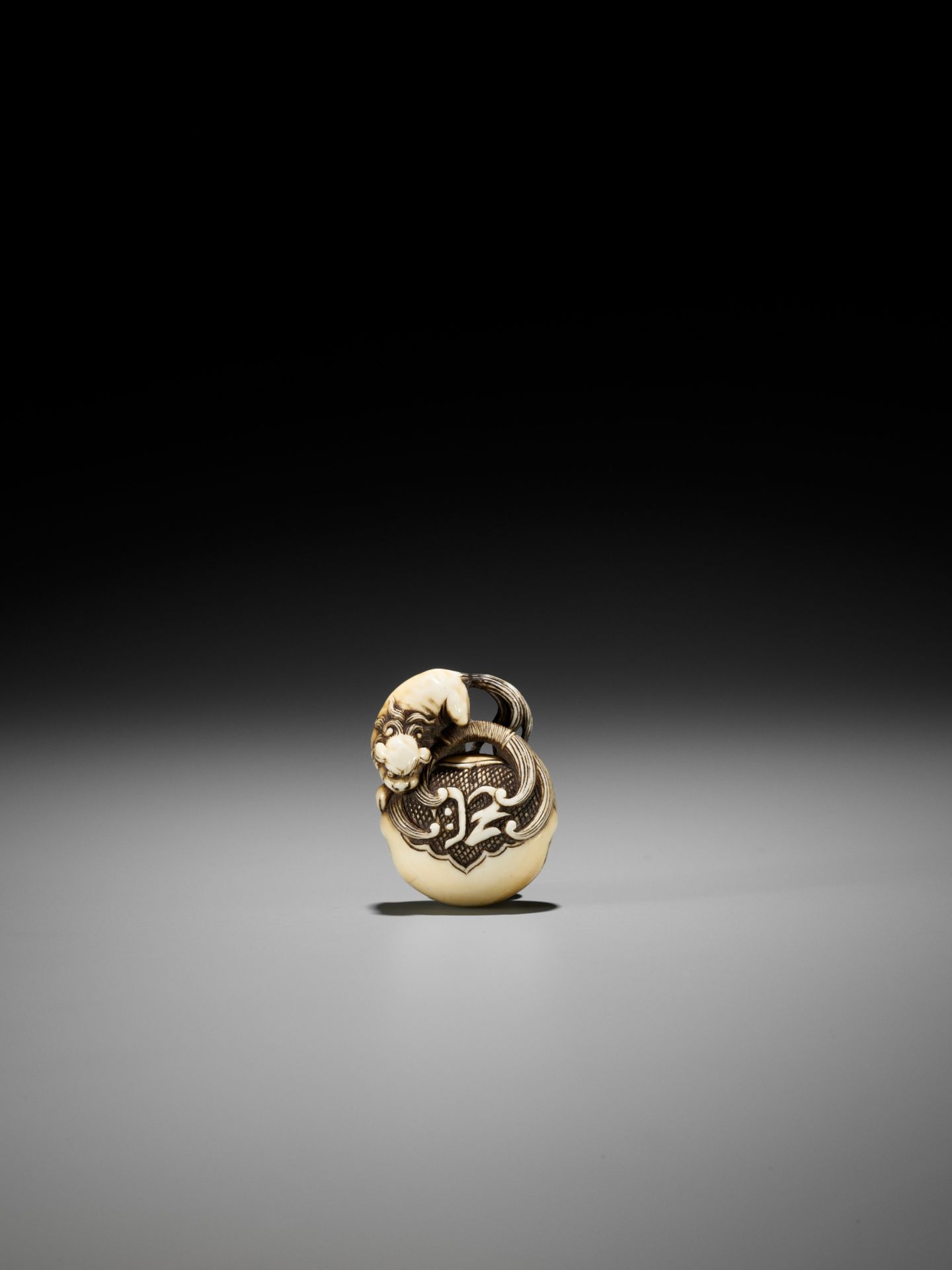 A FINE IVORY NETSUKE OF A SHISHI ON MOKUGYO - Image 3 of 11