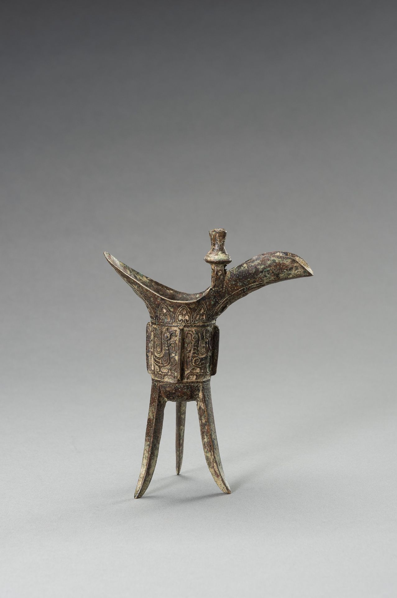 AN ARCHAISTIC SHANG-STYLE BRONZE RITUAL TRIPOD WINE VESSEL, JUE - Image 4 of 9