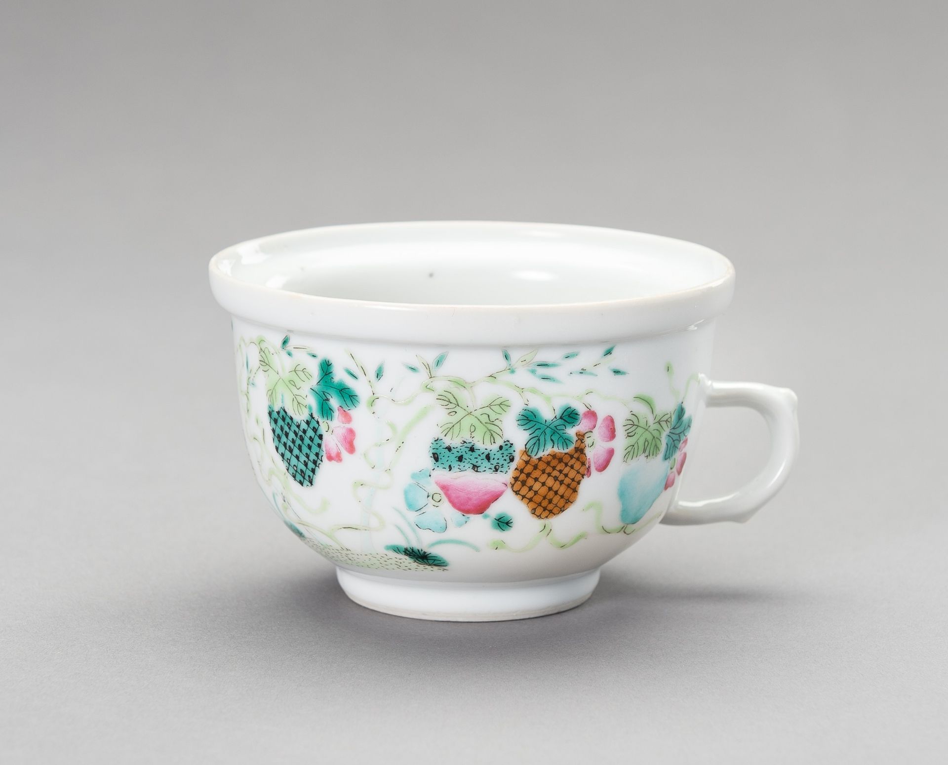 A FAMILLE VERTE 'GOLDFISH' CUP, 20TH CENTURY