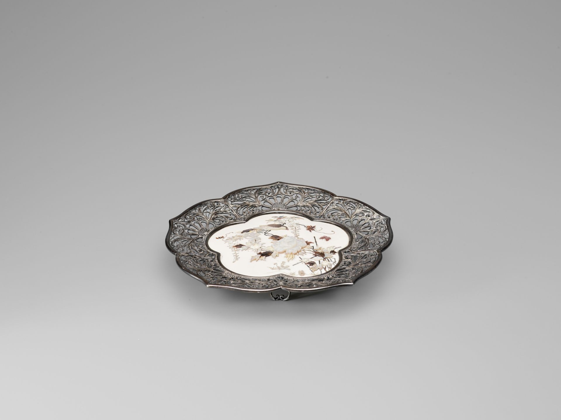 MASANAGA: A FINE FLORIFORM SILVER FILIGREE AND SHIBAYAMA DISH - Image 5 of 8