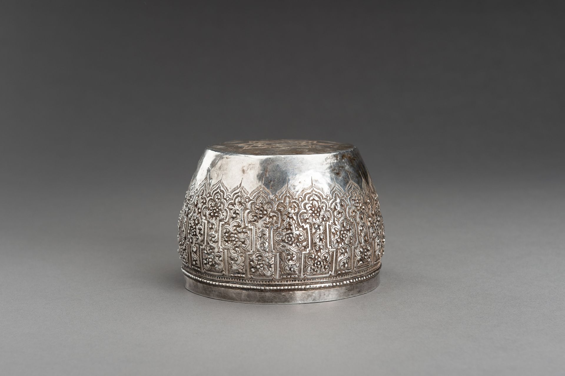 AN EMBOSSED BURMESE SILVER BOWL WITH FLORAL RELIEF - Bild 12 aus 13