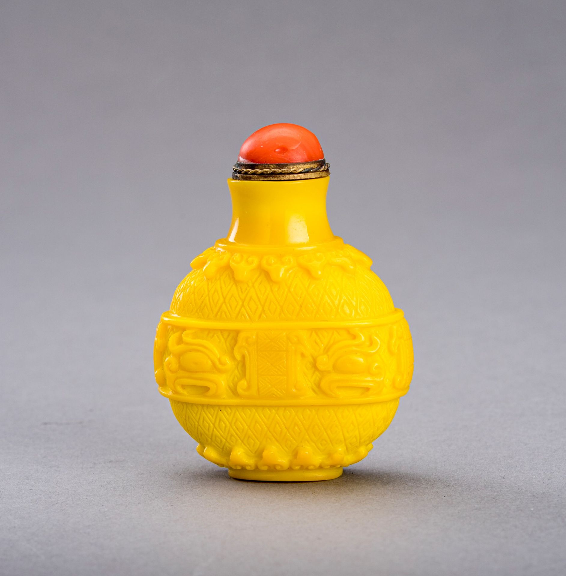 AN ARCHAISTIC YELLOW GLASS SNUFF BOTTLE, c. 1920s