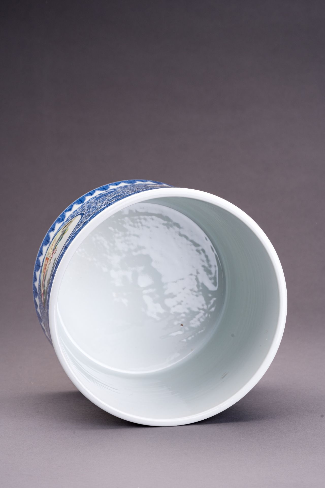 AN UNDERGLAZE BLUE AND POLYCHROME ENAMELED PORCELAIN BRUSHPOT - Image 5 of 7