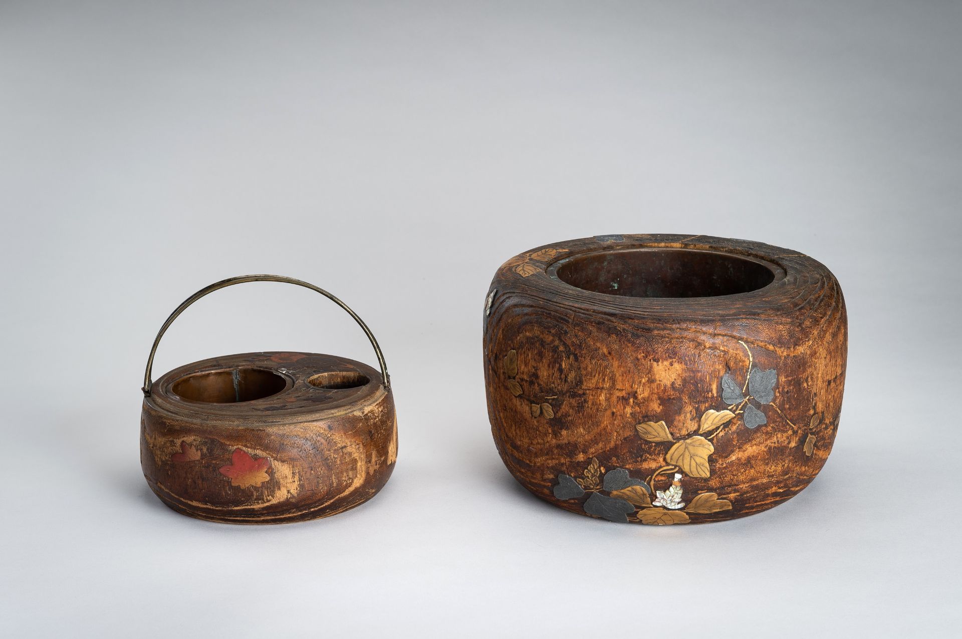 A LOT WITH TWO LACQUERED AND INLAID WOOD HIBACHI (BRAZIER), EDO - Image 12 of 18