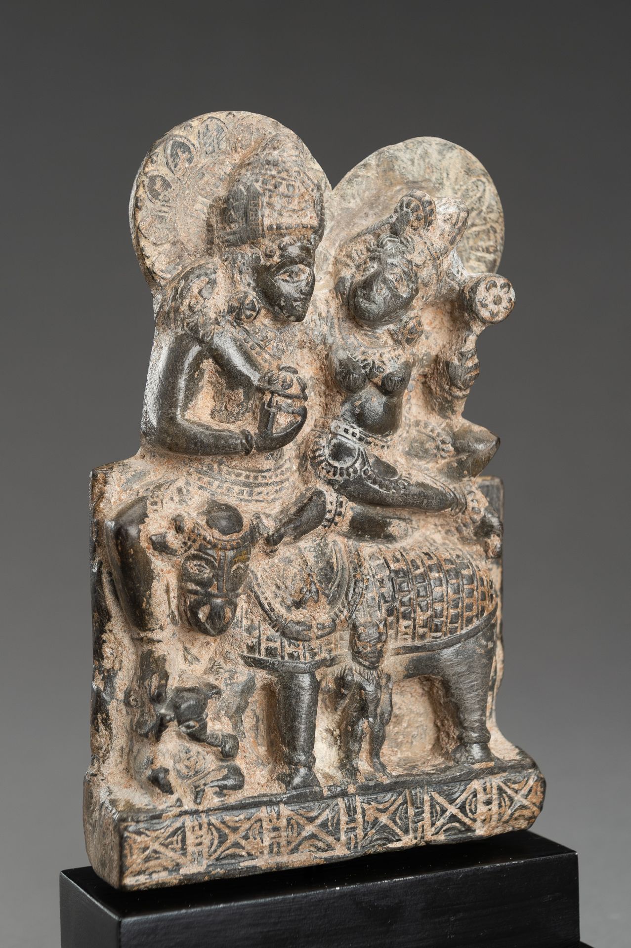 A GRAY STONE STATUE OF UMA-MAHESHWARA - Bild 4 aus 10