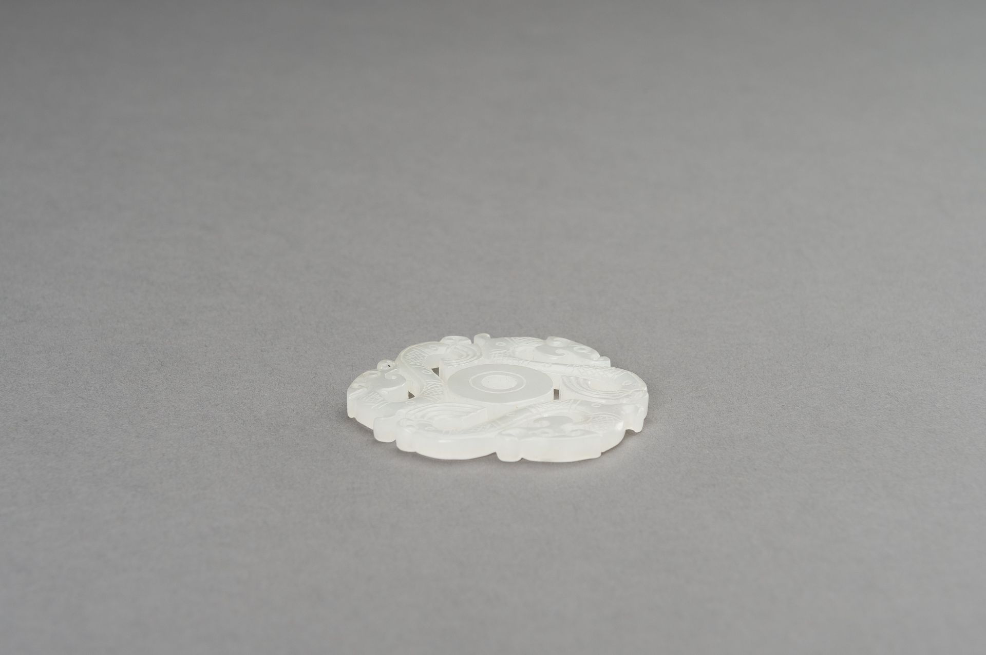 AN ARCHAISTIC WHITE JADE 'DRAGON' PENDANT - Image 9 of 9