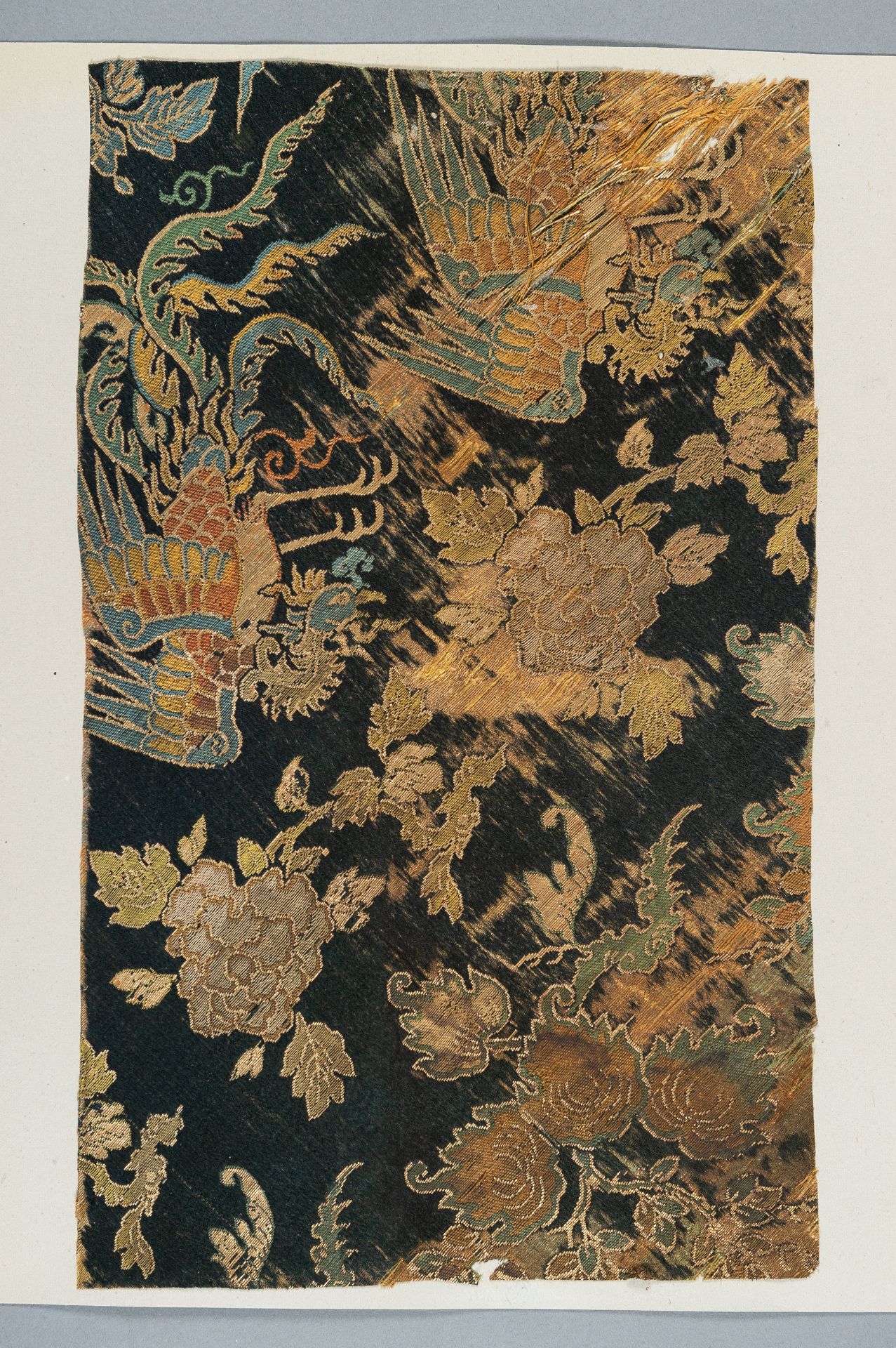 A LOT WITH TWO SILK TEXTILES, QING - Bild 2 aus 9