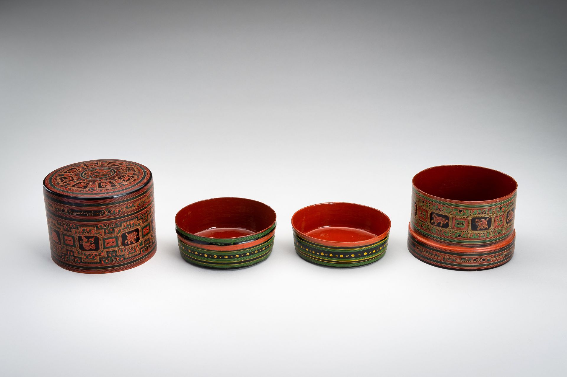 A BURMESE LACQUER BETEL BOX AND COVER, 1900s - Image 18 of 19