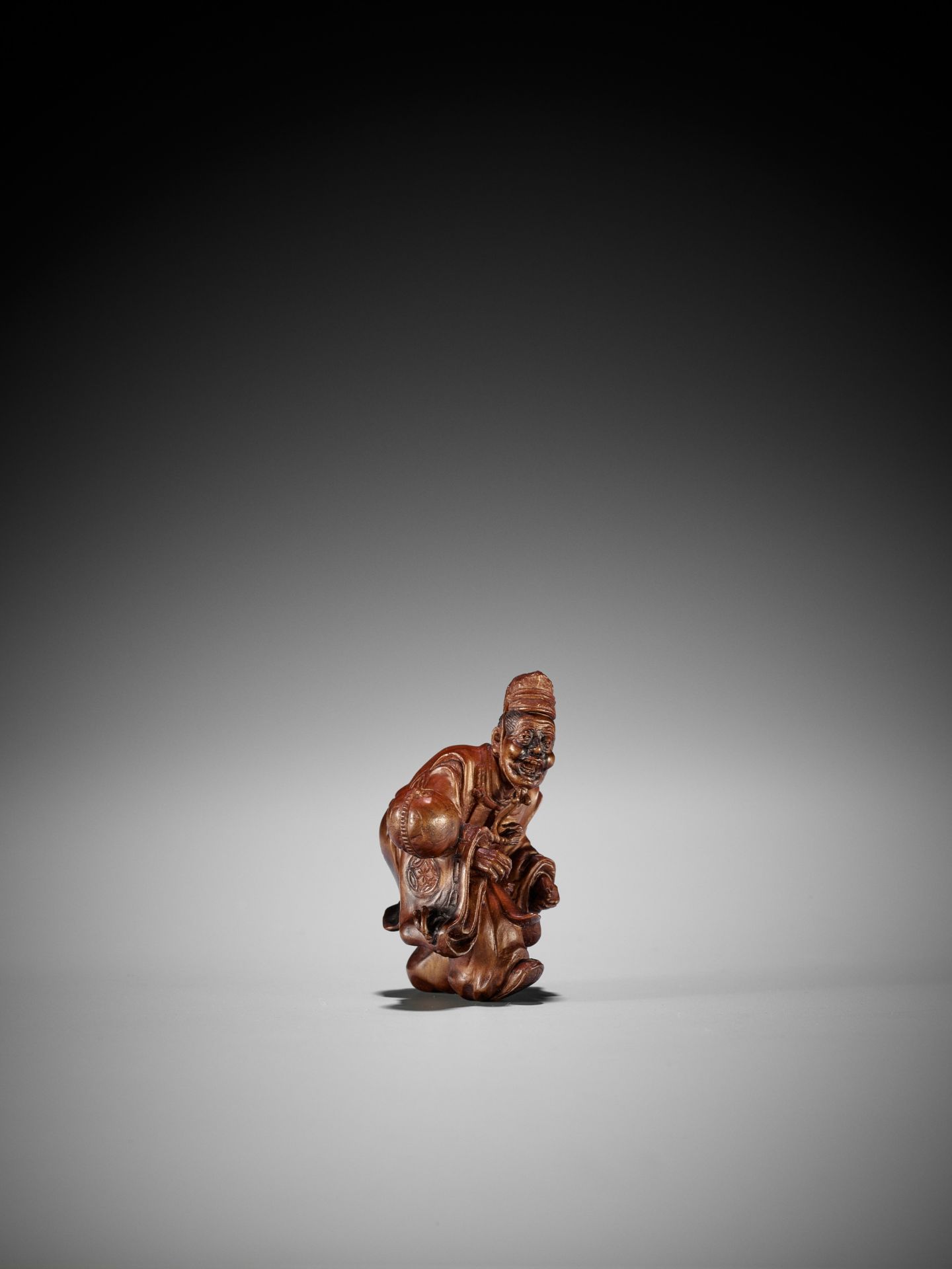 SEIHO: A FINE STAINED BOXWOOD NETSUKE OF A KEMARI PLAYER - Image 3 of 9