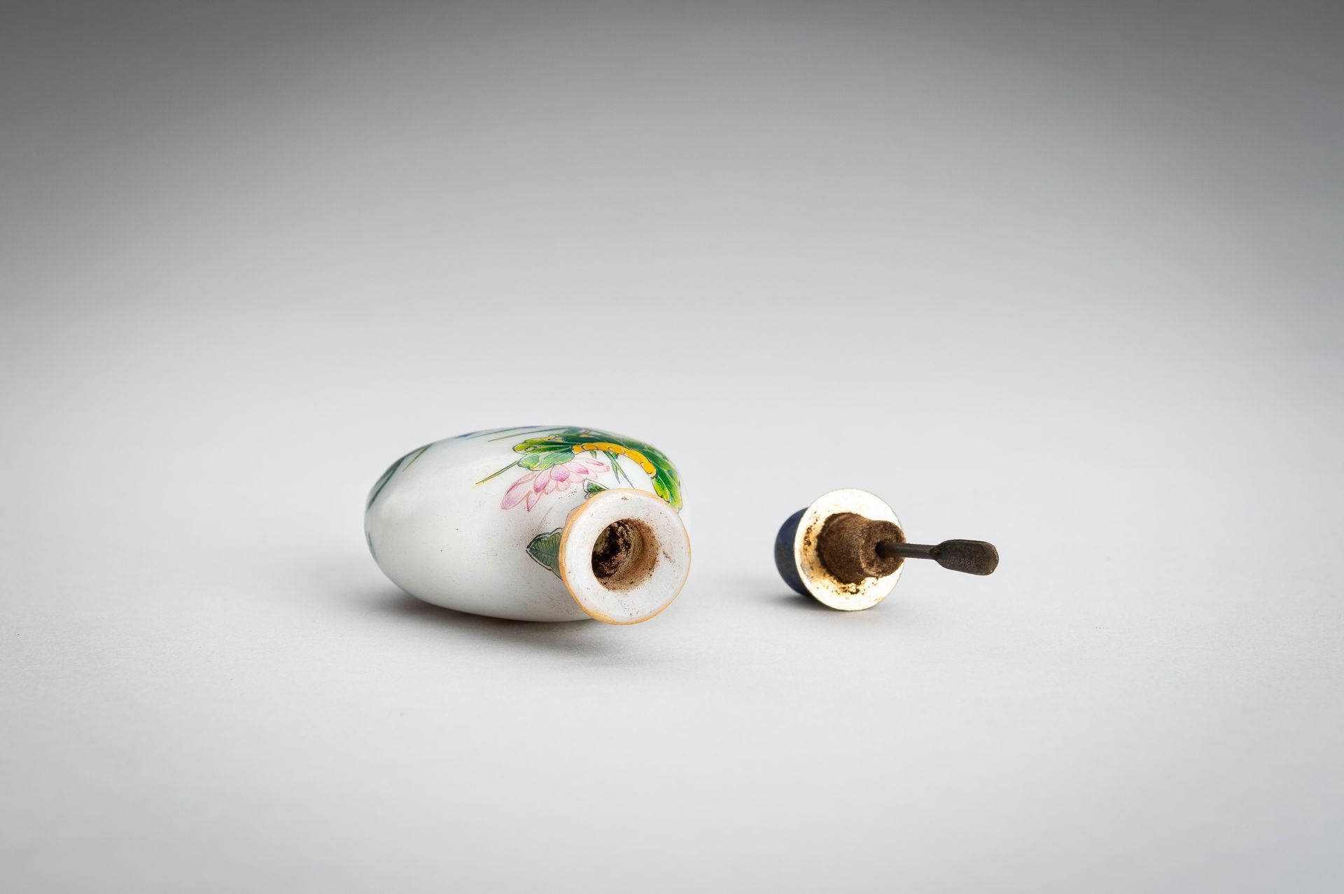 AN ENAMELED GLASS SNUFF BOTTLE WITH FLOWERS AND BIRDS, REPUBLIC - Image 11 of 13