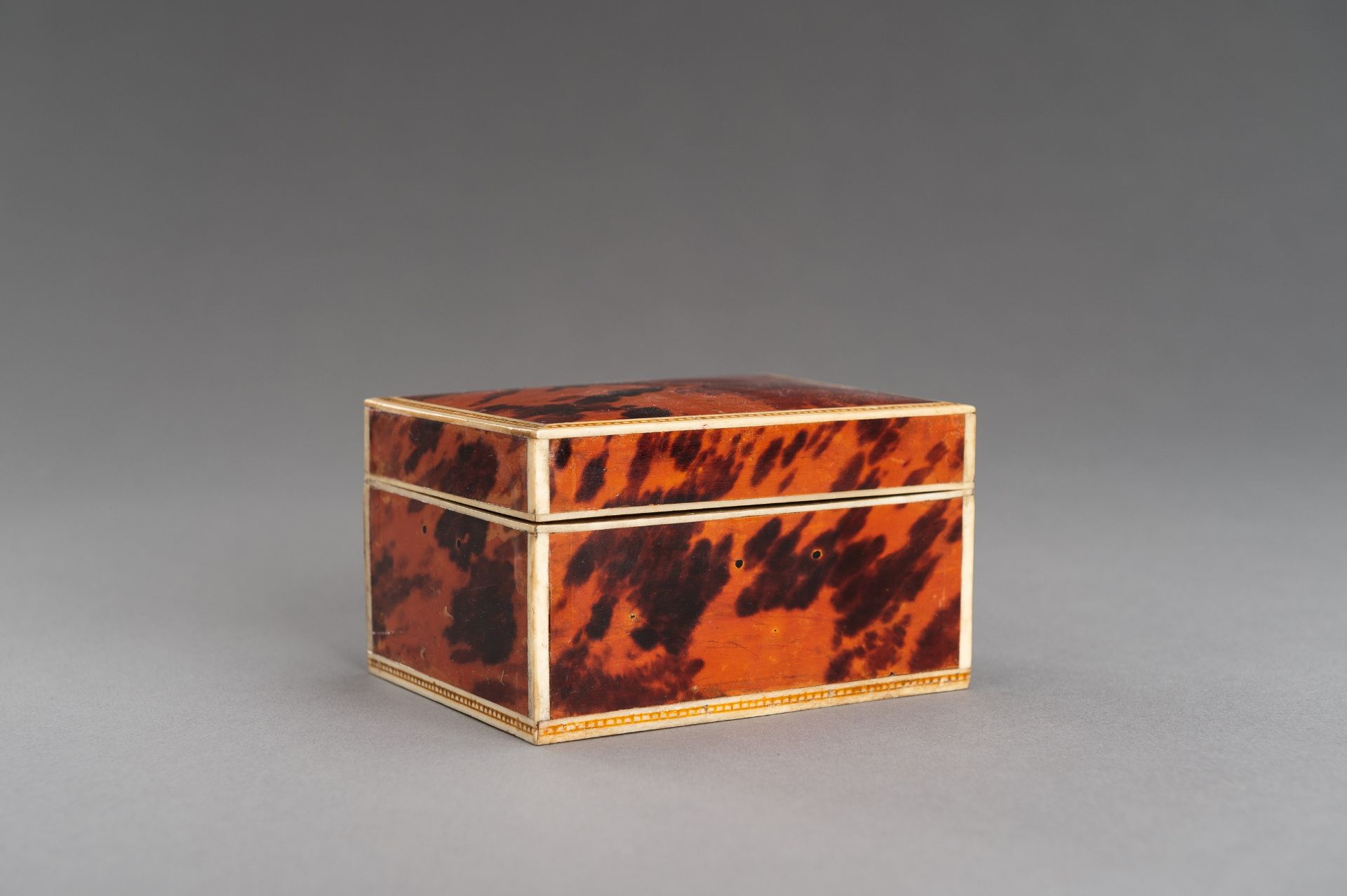 A WOOD LINED BONE 'TORTOISE SHELL' TOBACCO BOX - Image 2 of 13