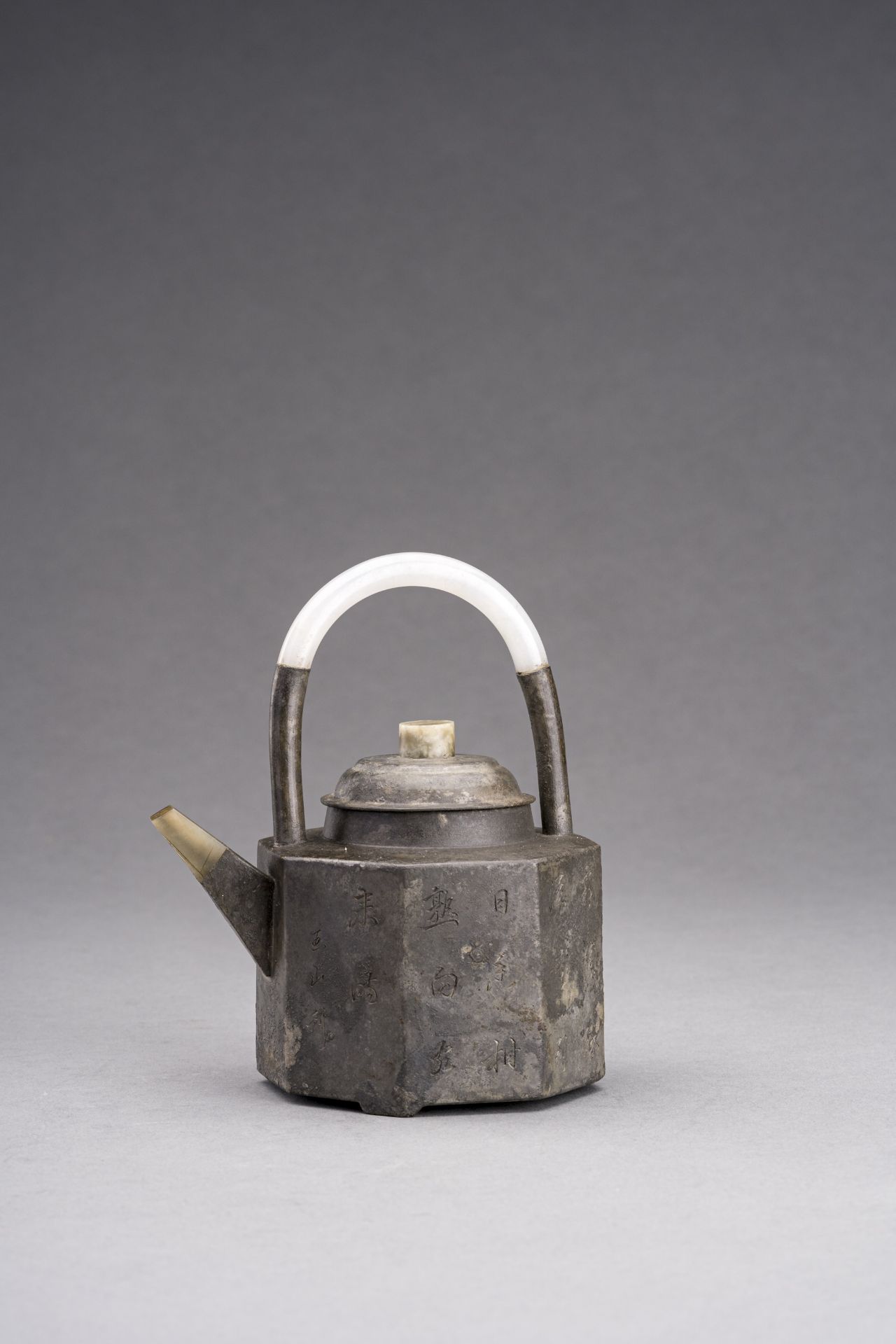 A YIXING PEWTER-ENCASED AND JADE-INSET TEAPOT AND TWO CUPS, 1900s - Bild 5 aus 18