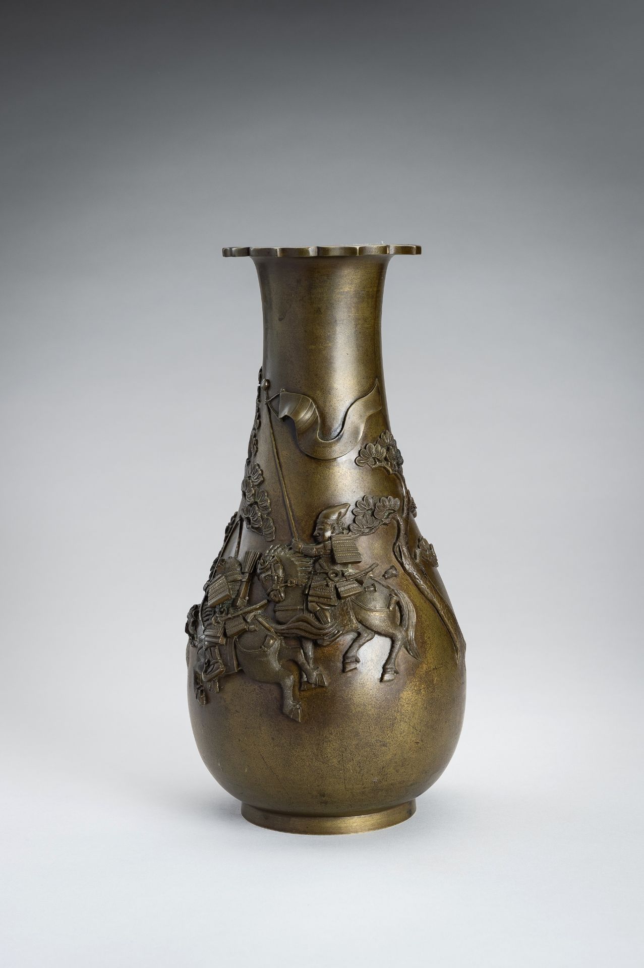 A BRONZE VASE DEPICTING TWO SAMURAI ON HORSEBACK, MEIJI PERIOD - Image 6 of 15