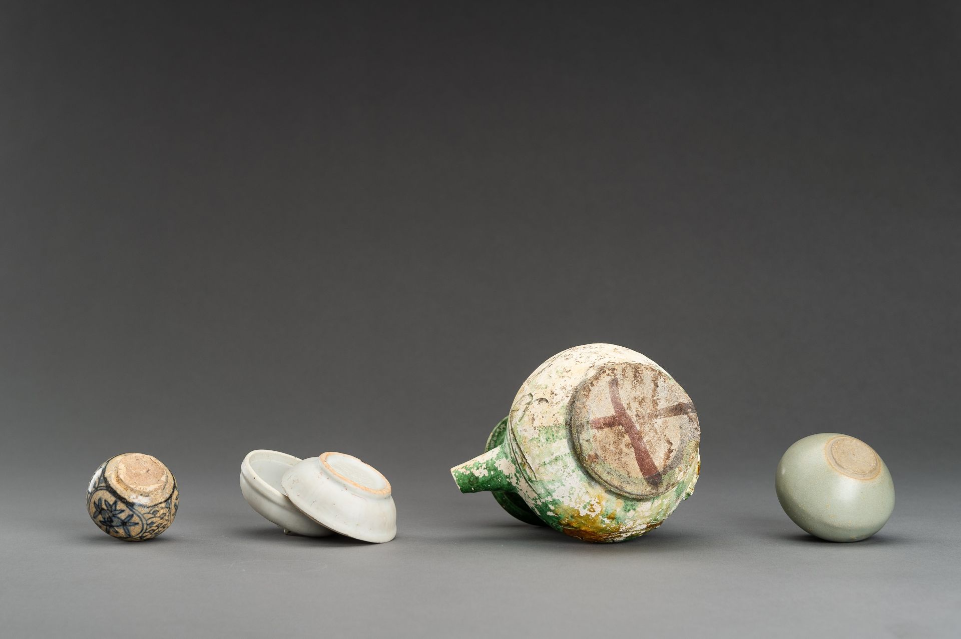 A MIXED LOT WITH FOUR CERAMIC VESSELS - Image 10 of 10